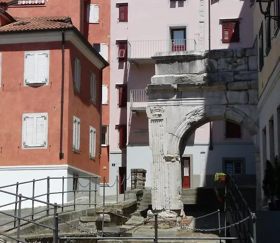 Capitelli Otel Trieste